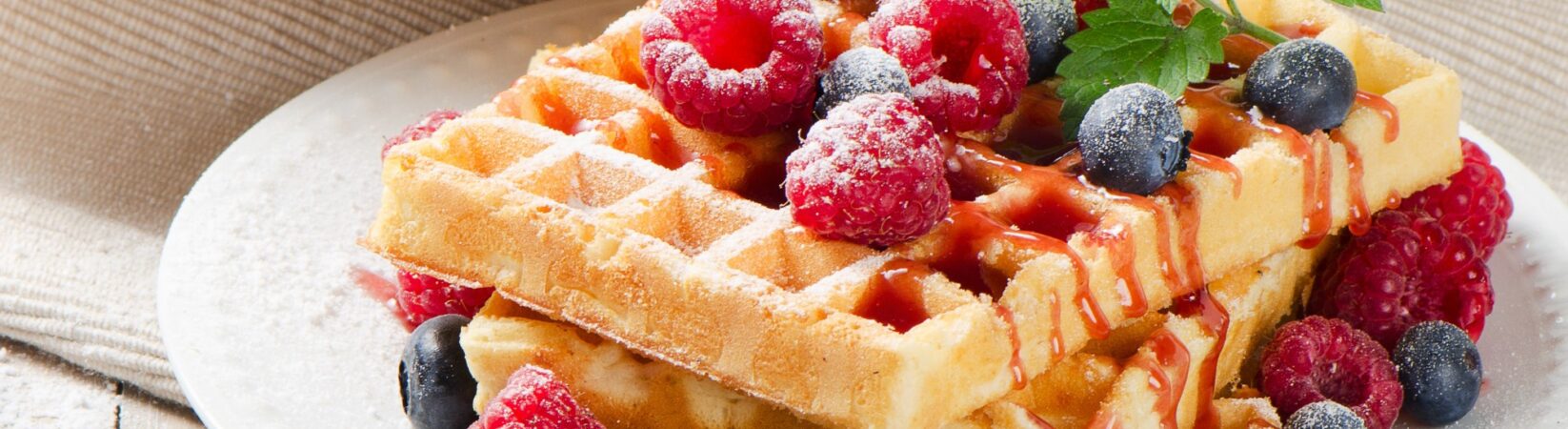 Waffel mit Beeren und Beerensauce