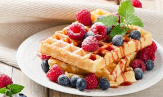 Waffel mit Beeren und Beerensauce