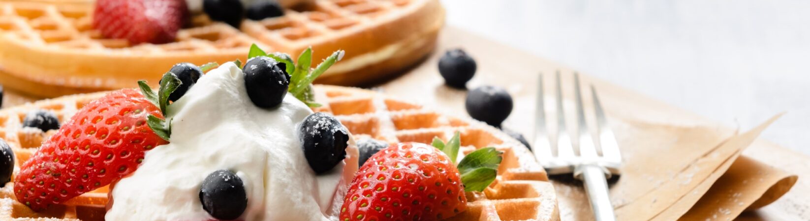 Waffel mit Sojajoghurtcreme und Beeren