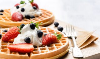 Waffel mit Sojajoghurtcreme und Beeren Waffel mit Sojajoghurtcreme und Beeren