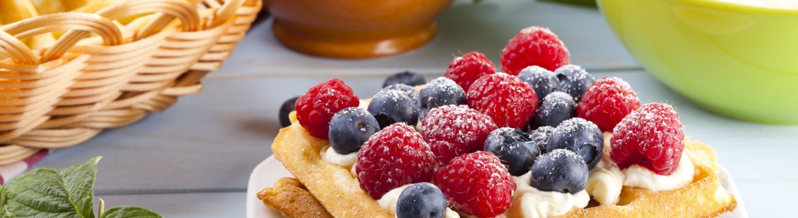 Waffel mit Banane, Haferflocken, Joghurt, Quark und Beeren