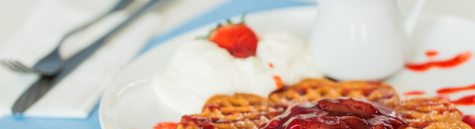 Waffel mit Banane und Himbeersauce