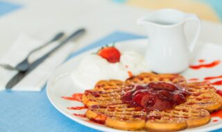 Waffel mit Banane und Himbeersauce