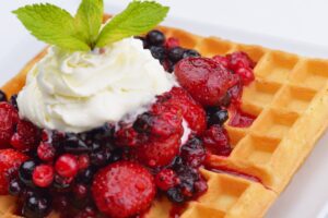 Waffel mit Sojaquarkcreme und Beeren