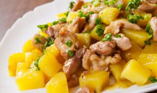 Warmer Kartoffel-Salat mit Curry-Pute