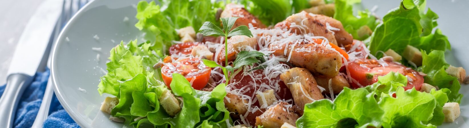 Warmer Salat mit Huhn, Tomaten und Parmesan