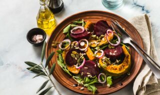 Warmer Salat mit Rote Bete, Kürbis und Kernen