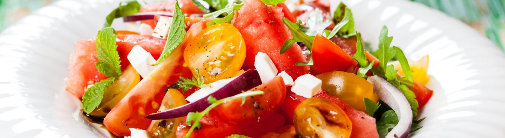 Wassermelonensalat mit Rucola, Tomaten und veganem Feta