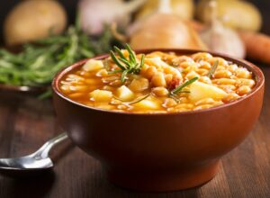 Weiße Bohnensuppe mit Kartoffeln, Pastinaken und Rosmarin