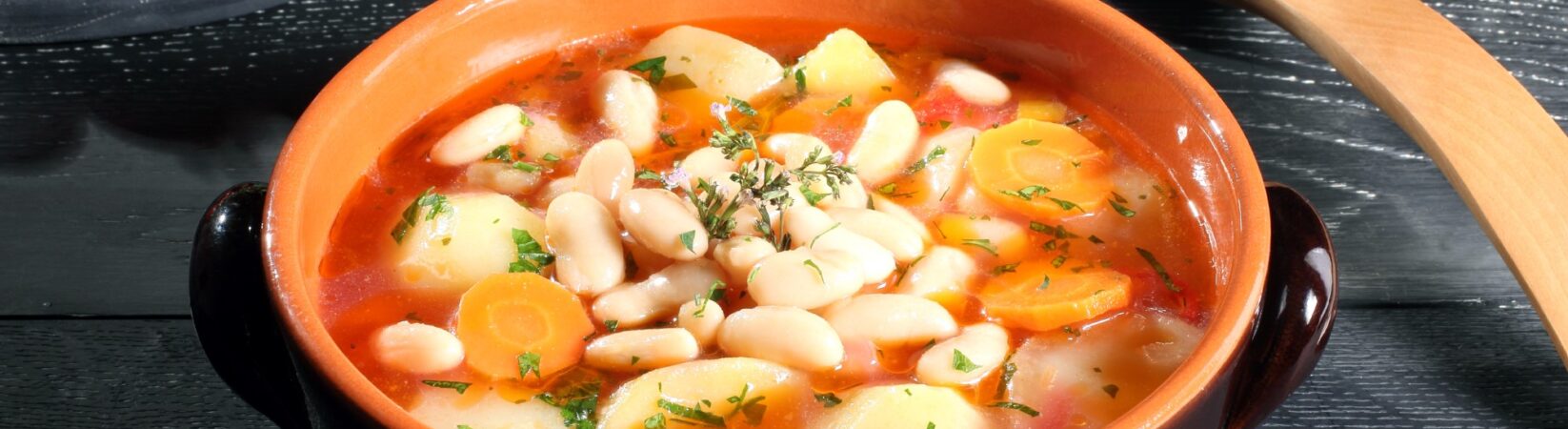 Weiße Bohnensuppe mit Kartoffeln und Gemüse