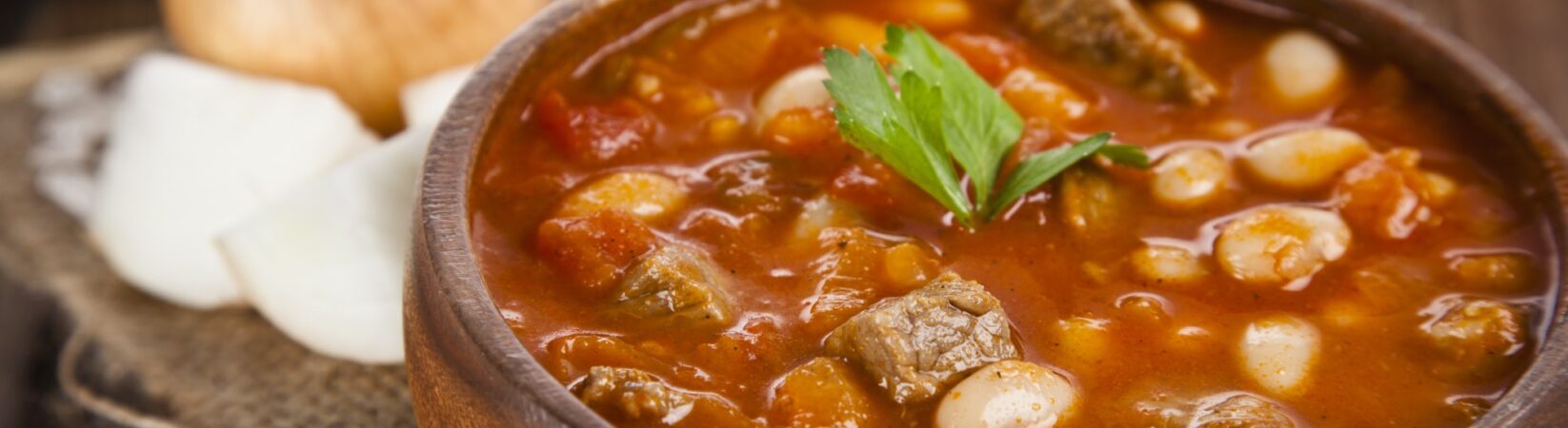 Weiße Bohnensuppe mit Tomaten und Rindfleisch