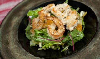 Wildkräutersalat mit Huhn und Garnelen Wildkräutersalat mit Huhn und Garnelen
