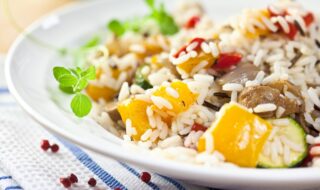 Wildreis mit Zucchini, Paprika, Zwiebeln und Champignons Wildreis mit Zucchini, Paprika, Zwiebeln und Champignons