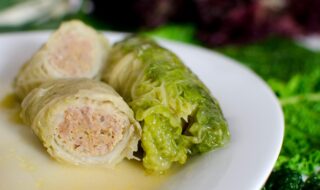 Wirsing-Rouladen mit rote Bete-Möhrensalat Wirsing-Rouladen mit rote Bete-Möhrensalat