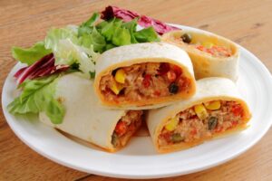 Wrap mit Thunfisch, Paprika, Kapern und Mais