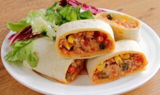 Wrap mit Thunfisch, Paprika, Kapern und Mais Wrap mit Thunfisch, Paprika, Kapern und Mais
