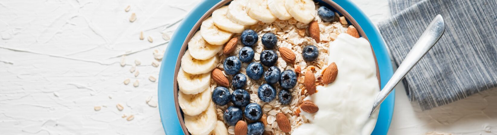 Zitronenjoghurt mit Banane, Blaubeeren und Mandeln