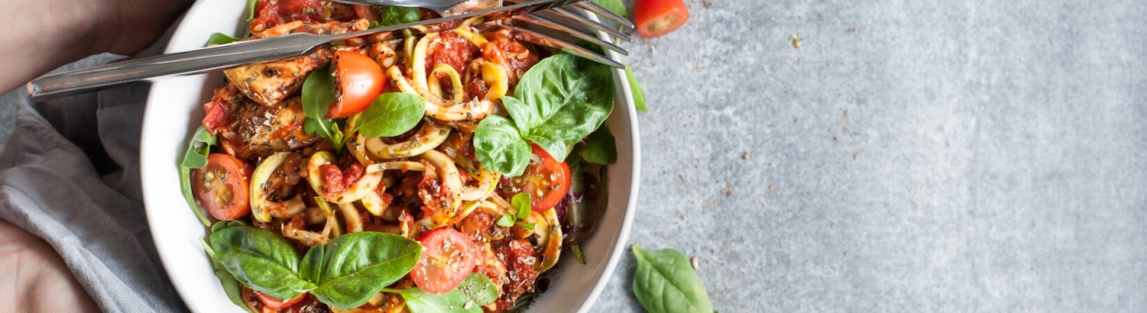 Fenchel-Zoodles mit Huhn und Tomatensauce