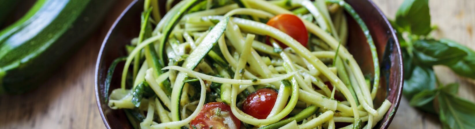 Zoodles mit Kirschtomaten