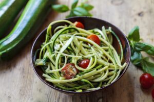 Zoodles mit Kirschtomaten