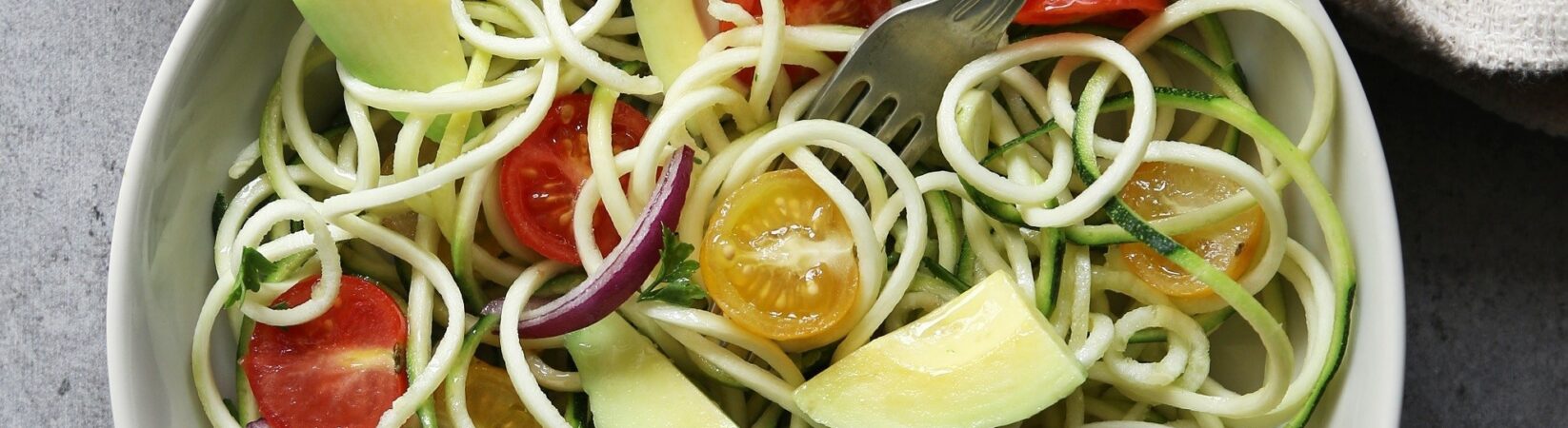 Zoodles mit Kirschtomaten und Avocado