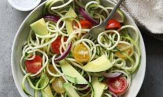 Zoodles mit Kirschtomaten und Avocado Zoodles mit Kirschtomaten und Avocado