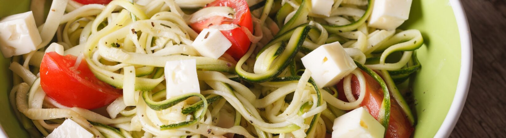 Nudeln und Zoodles mit Kirschtomaten und Feta