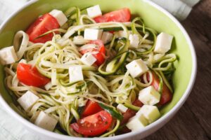 Nudeln und Zoodles mit Kirschtomaten und veganem Feta