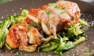 Zoodles mit mediterranem Putenfilet