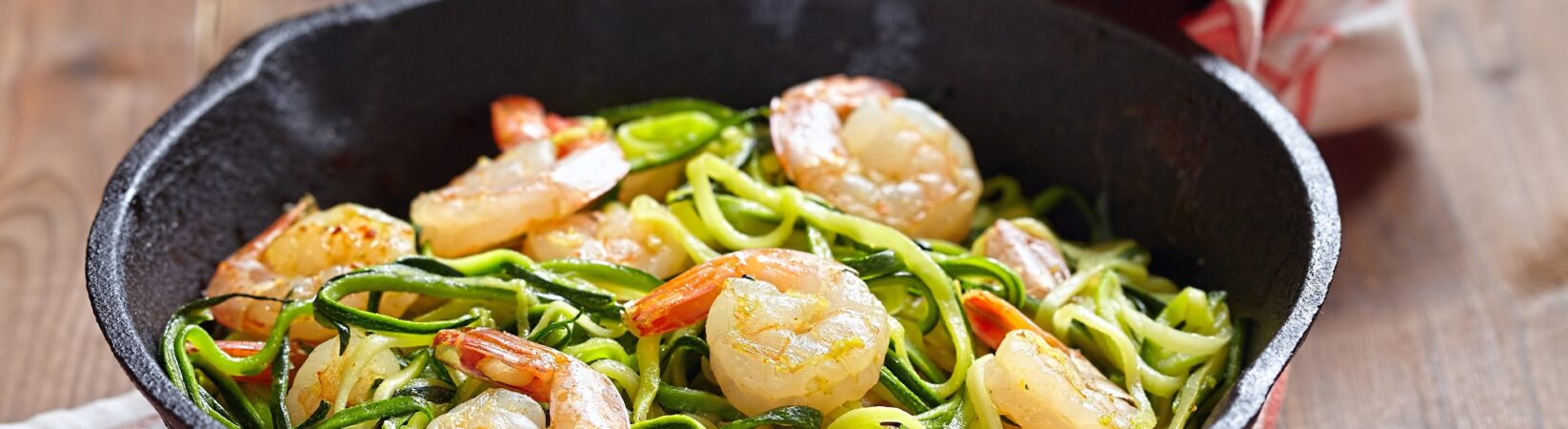 Zoodles mit Riesengarnelen und Tomaten