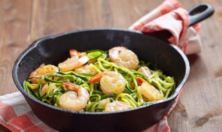 Zoodles mit Riesengarnelen und Tomaten Zoodles mit Riesengarnelen und Tomaten