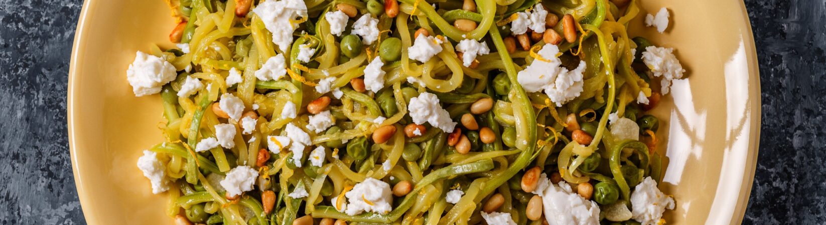 Zoodles mit Feta, Pinienkernen und Erbsen