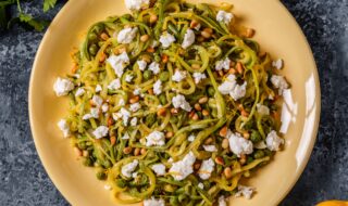 Zoodles mit Feta, Pinienkernen und Erbsen Zoodles mit Feta, Pinienkernen und Erbsen