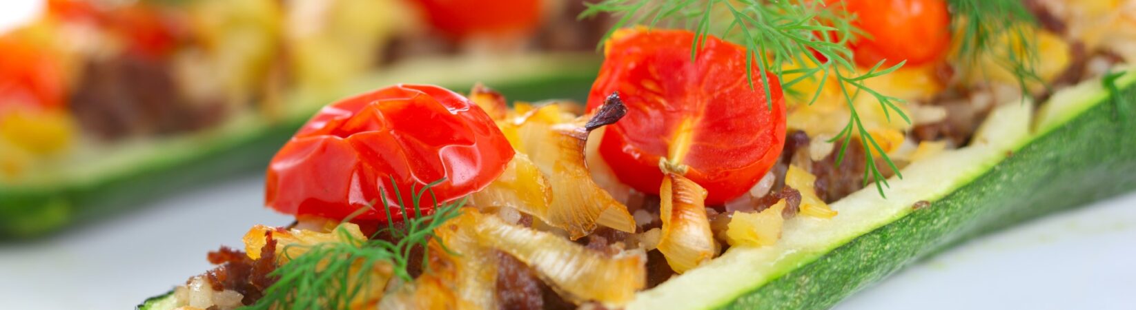 Zucchini gefüllt mit Soja-Hackfleisch und Tomaten