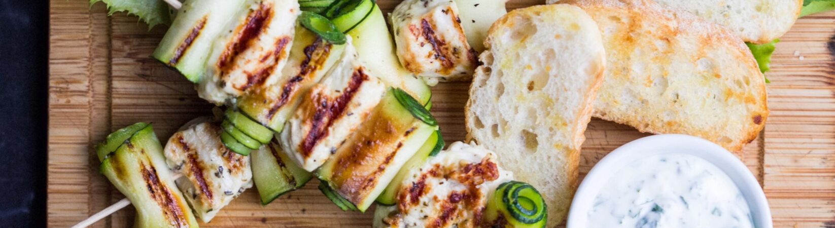 Zucchini-Hühner-Spieße mit Schafskäse-Dip