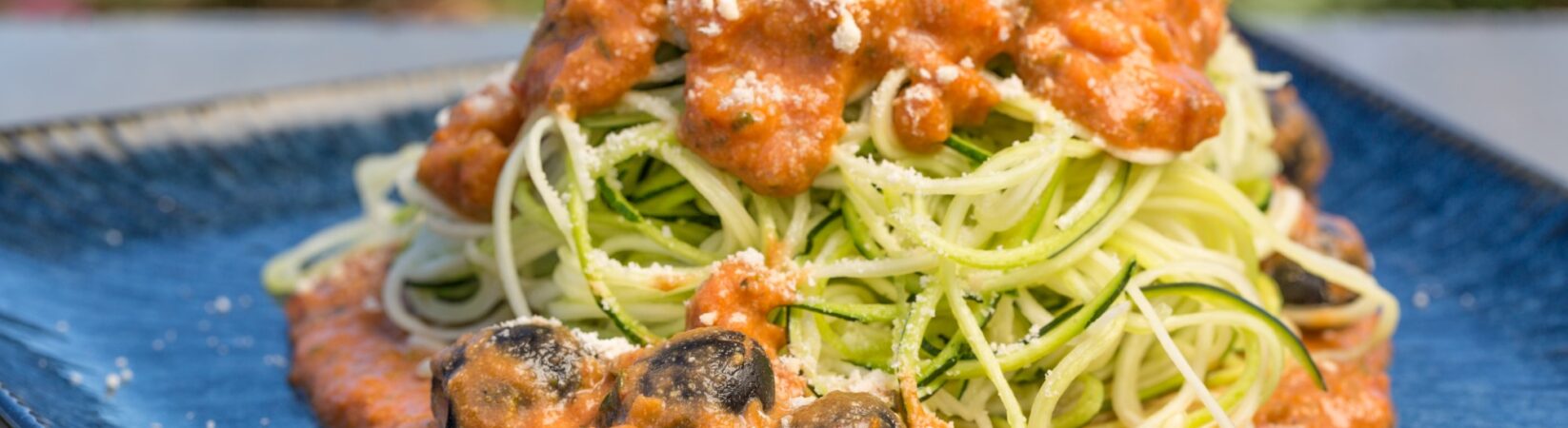 Zoodles mit Auberginen-Tomaten-Sauce