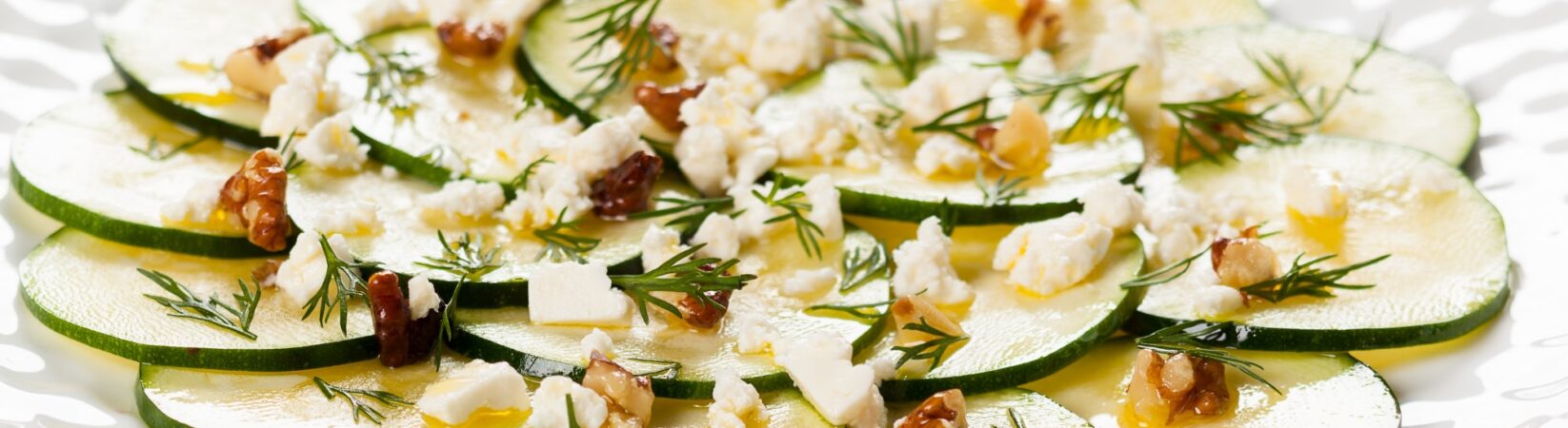 Zucchinicarpaccio mit Feta, Brot und Dip