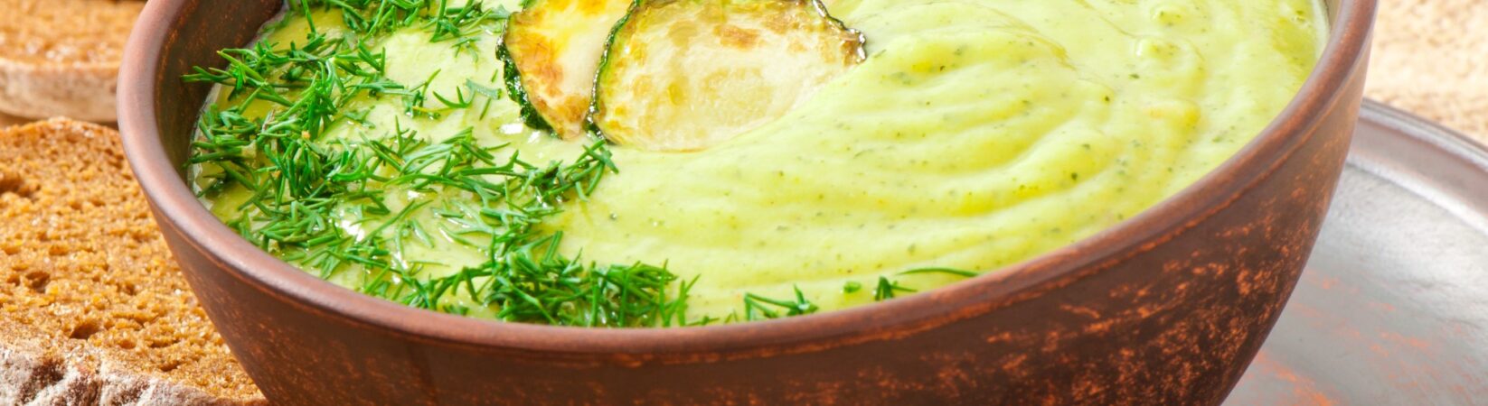 Zucchinisuppe mit Fenchel und Dillspitzen