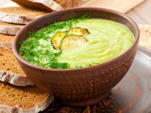 Zucchinisuppe mit Fenchel und Dillspitzen