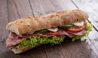 Zwiebelbaguette mit Geflügelsalami Zwiebelbaguette mit Geflügelsalami