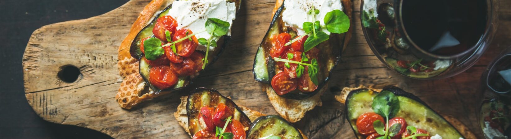 Zwiebelbaguette mit gegrillten Tomaten und Auberginen