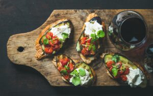 Zwiebelbaguette mit gegrillten Tomaten und Auberginen