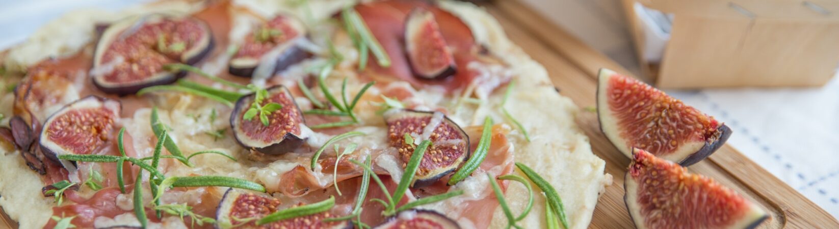 Dinkel-Flammkuchen mit Feigen und Schinken